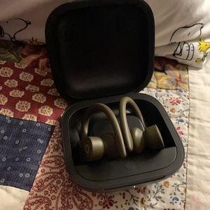 POWERBEATS PRO Bluetooth earphones